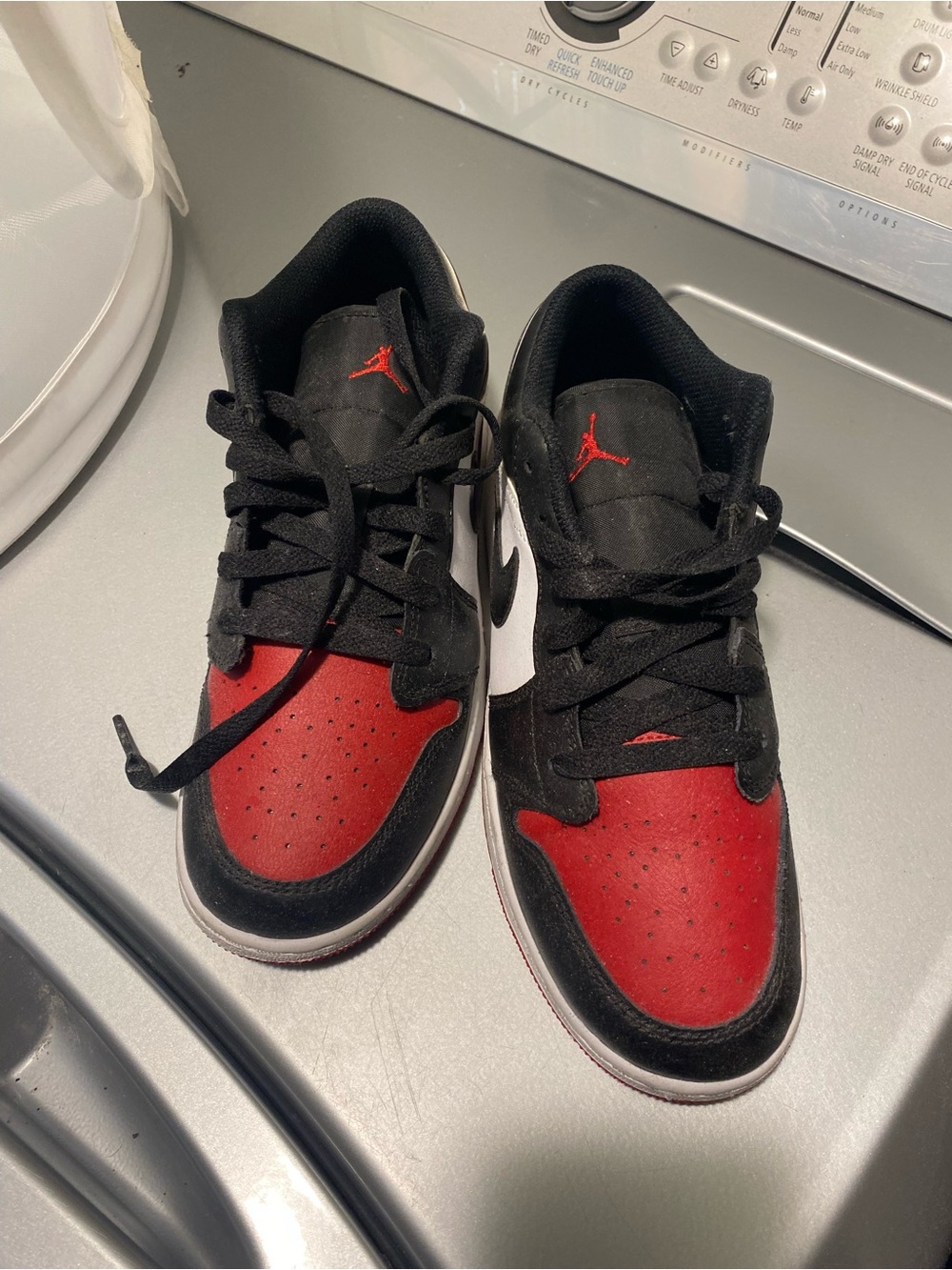 Jordan Kids Low-Top Sneakers in Black and Red